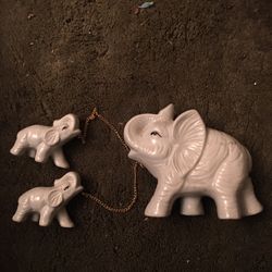A CERAMIC ELEPHANT WITH TWO BABIES WITH PAINTED EYES 👀 LIKE NEW $20.00