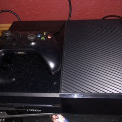 Xbox One w Games & 2 Controllers