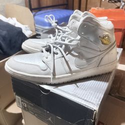 Air Jordan 1 + Neutral Grey 2001 https://offerup.com/redirect/?o=Q08uSlA= Size 13