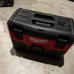 Milwaukee M18 vacuum