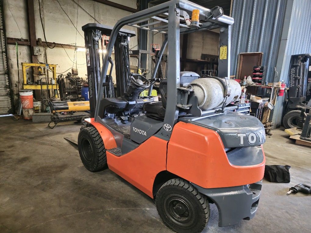 2018 Toyota Forklift 8FGU25 Low Hours Completely Rebuilt