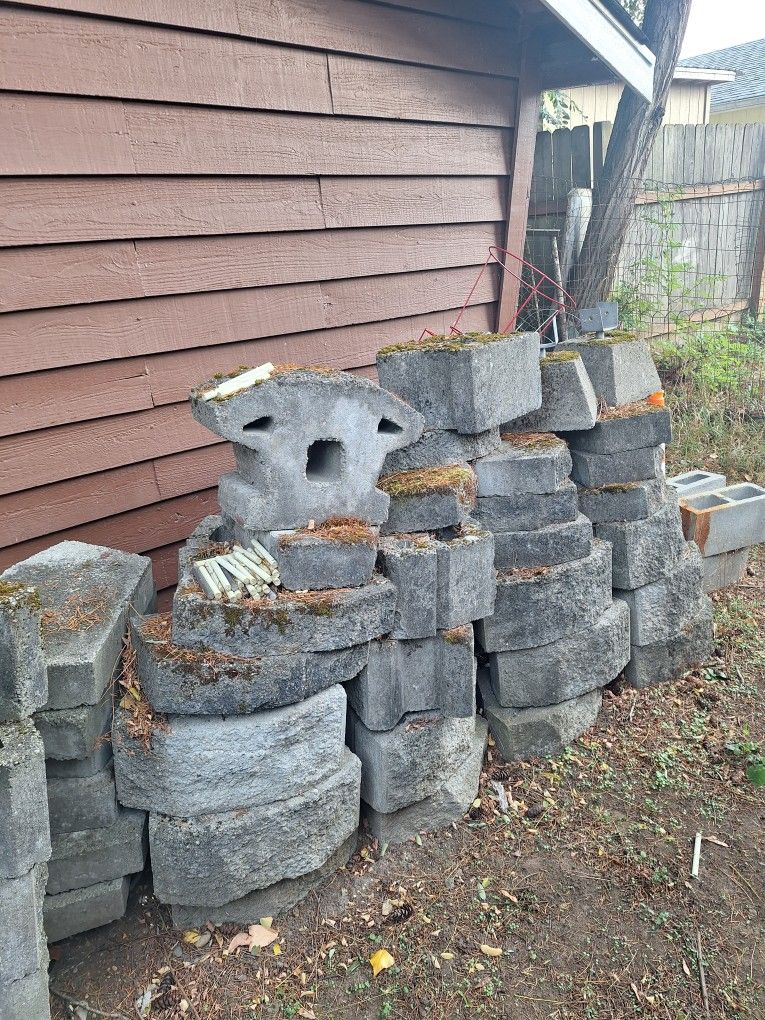 Keystone Blocks And Caps 35 Of Them