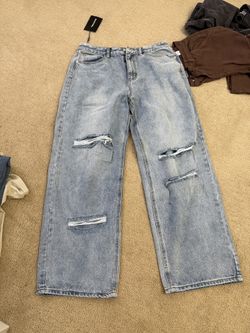 PrettyLittleThing Bleach Wash Baggy Low Rise Ripped Boyfriend Jeans