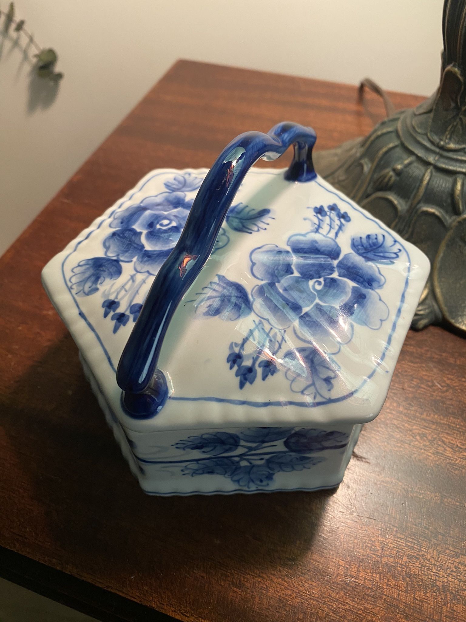 VTG BLUE & WHITE LIDDED DRESSER JAR MADE IN THAILAND FLORAL TRINKET JEWELRY BOX