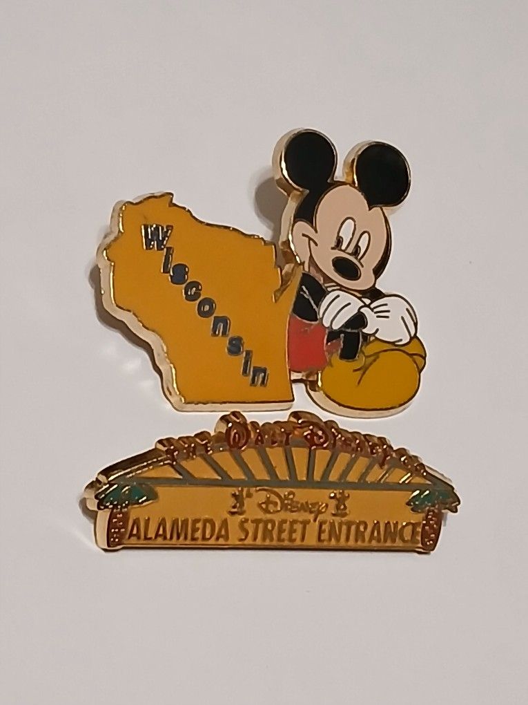 2002 Disney Mickey Mouse Pinback • Wisconsin
