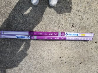 (2) T12 Flourescent Bulbs. Never Opened