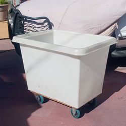 Carreras plasticas ya sea para transportar articulos varios como ropa o otros tambien SE puede usar para hielera en fiestassolo $100. Fiermes