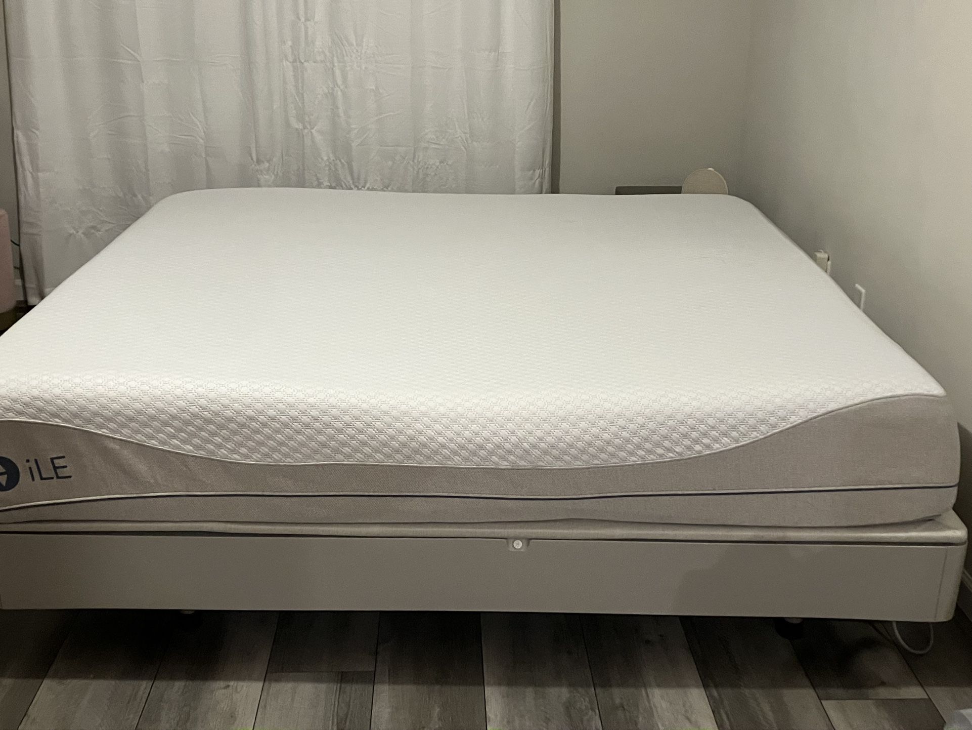 Sleep Number iLE King Bed — Less Than 1 Year Old