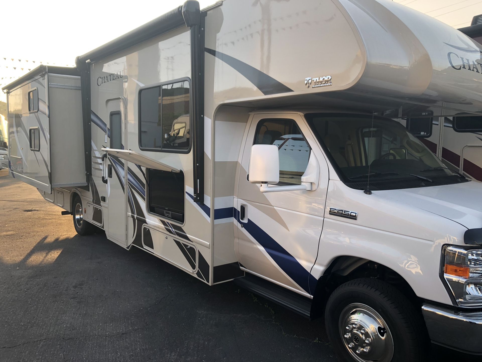 2020 30ft Bunk model class C RV - New Thor Chateau -Sleeps 7-9 for Sale ...