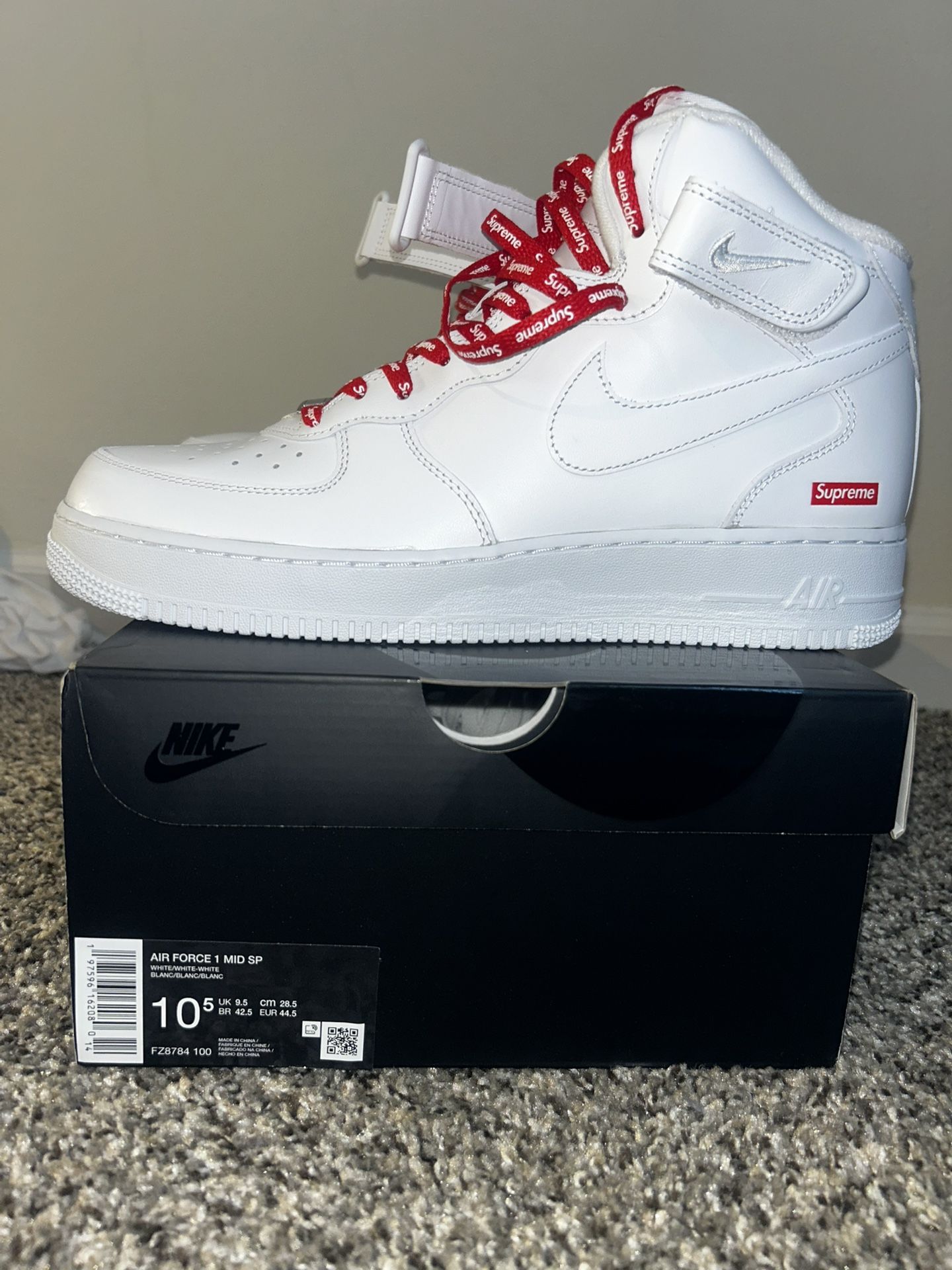 SIZE 10.5 SUPREME AIR FORCE 1 $130 NEVER WORN