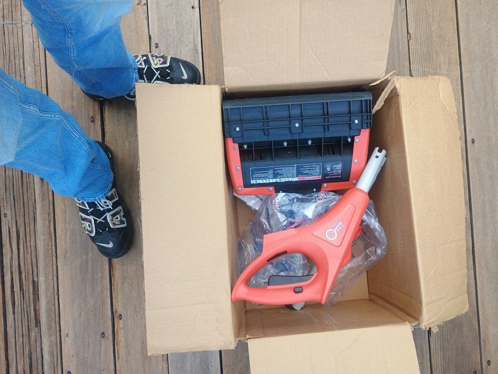 Snow Joe 24 Volt DC Cordless Snow Shovel Model 24v Ss11-Cvr-xr