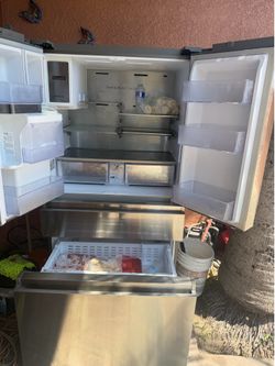 Refrigerador muy bueno esta conectado $220