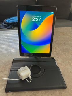 iPad 5th generation 32GB WiFi (charger + case)