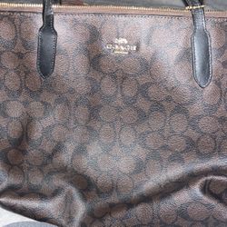 AUTHENTIC COACH PURSE !! 