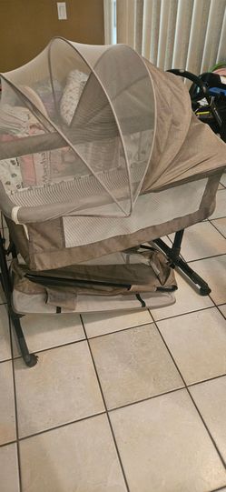 Baby bassinet with storage and Mesquito net