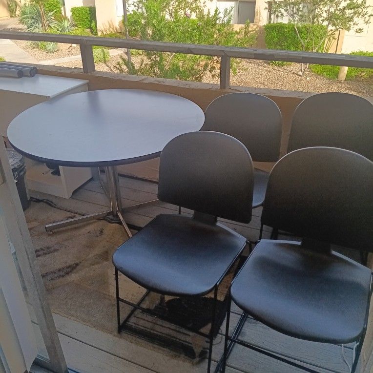 Furniture / Dining Table/4 Chairs