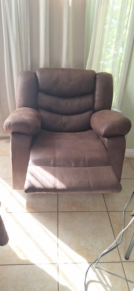 Vendo Este Sofa Reclinable Manual De Tela Con Forro Proctor Incluido $350
