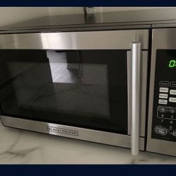 MOVING SALE!! Black & Decker Small Microwave 