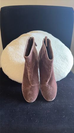 Ankle boots in old pink velvet (or mauve) stand out for their striking block heel covered with glitter.