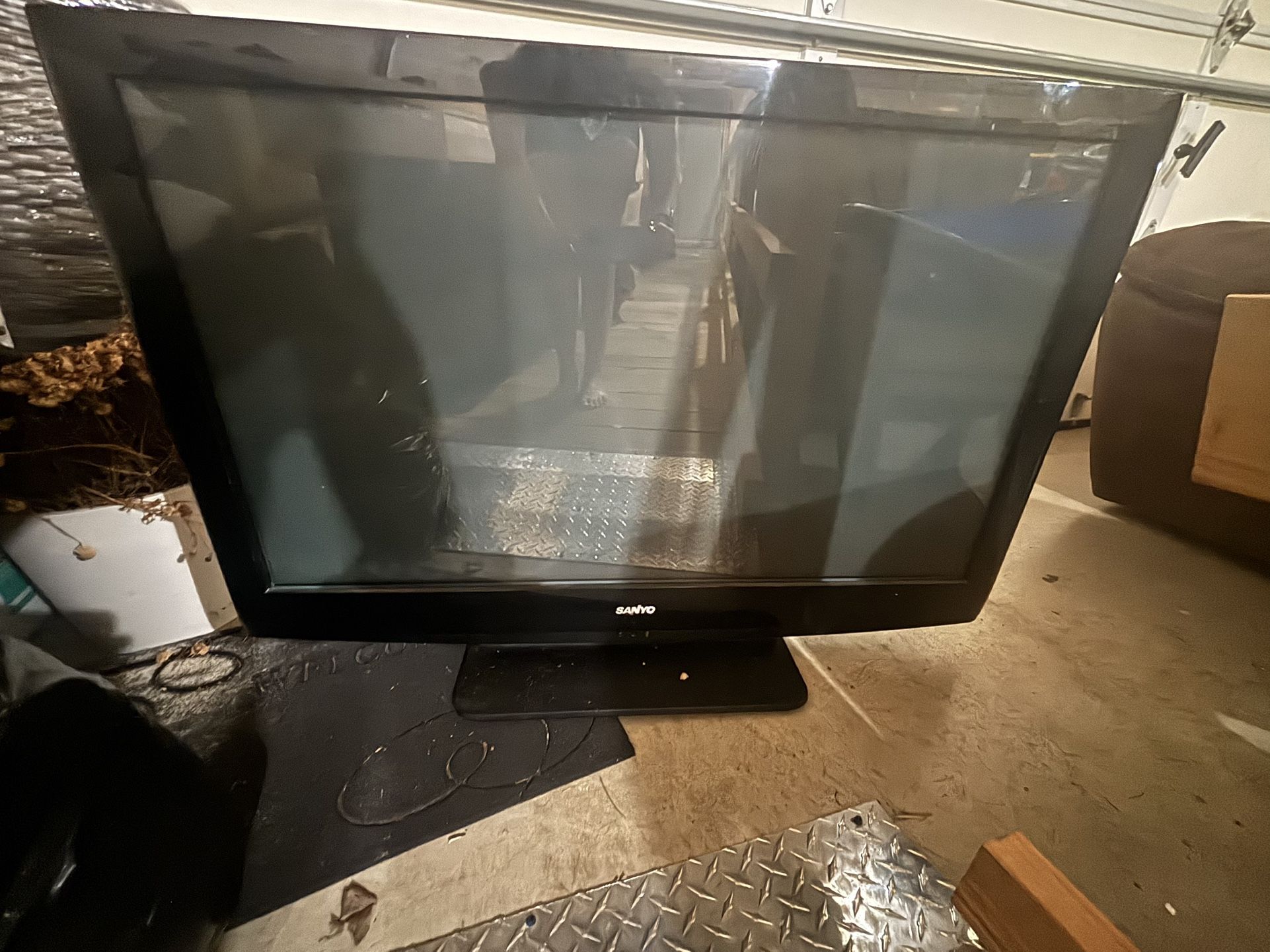 2 Televisions 