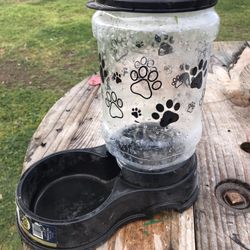 LIKE NEW DOG OR CAT FEEDER