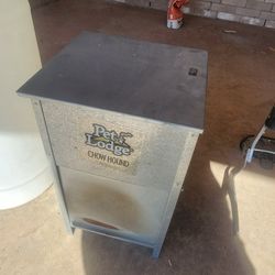 PetPet Lodge Chow Hound automatic dog feeder. It’s a heavy-duty, galvanized steel gravity feeder