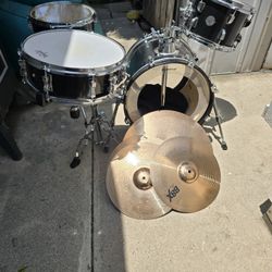 Used Ludgwig Break Beats By Questlove Drum Kit W/snare Stand And Used Sabian B8X Cymbal Pack