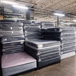 Queen Mattress ( Double Aides) Come With Free Box Spring - Delivery 🚚 Available