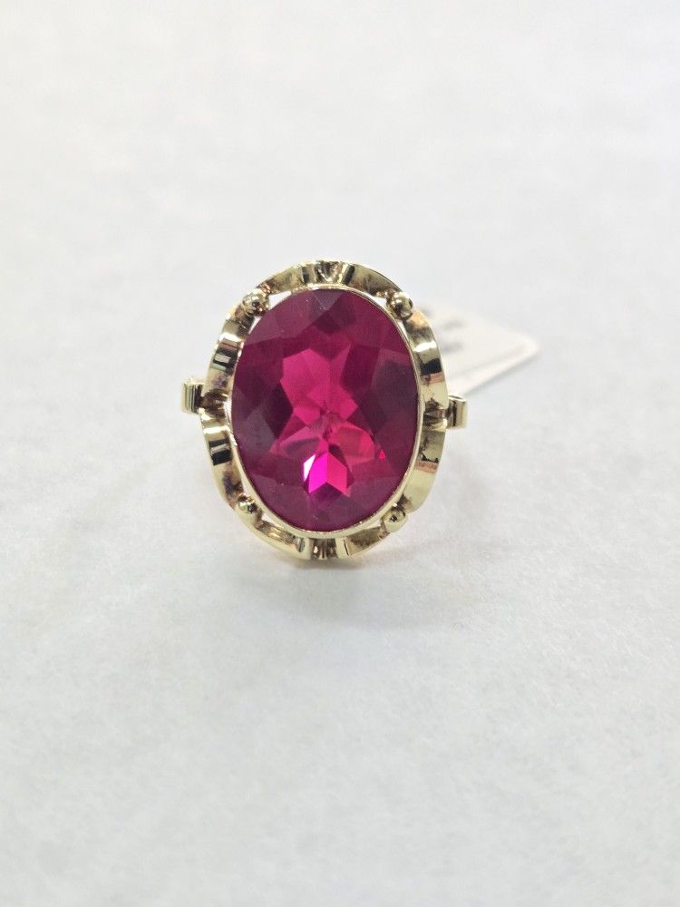14kt Gold Red Oval Stone Ring
