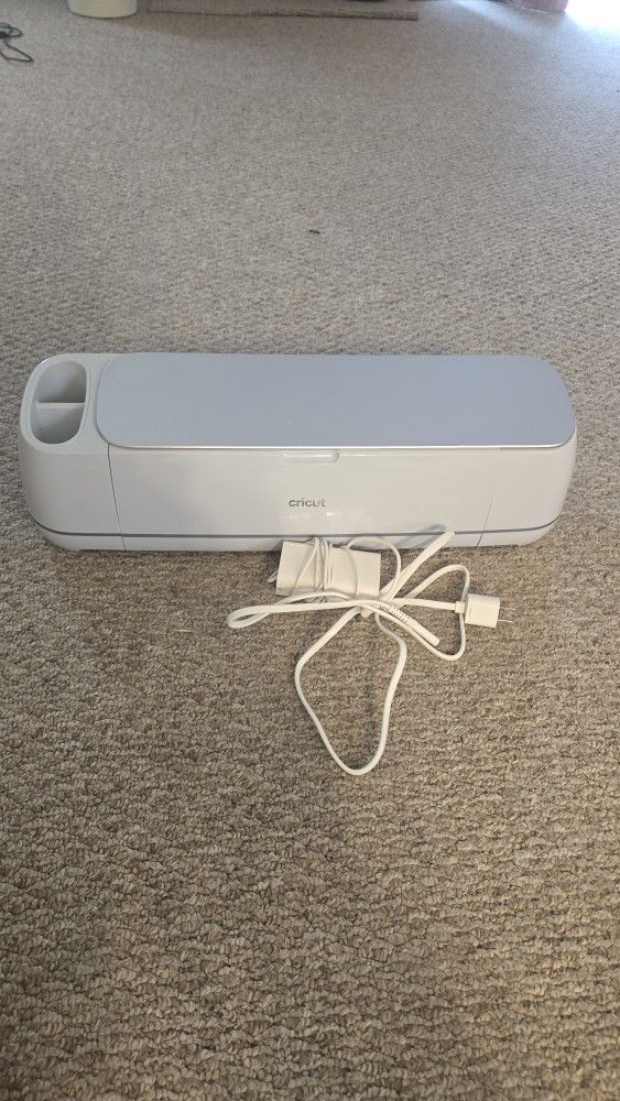 Cricut Maker 3 - Excellent Condition (Barely Used)
