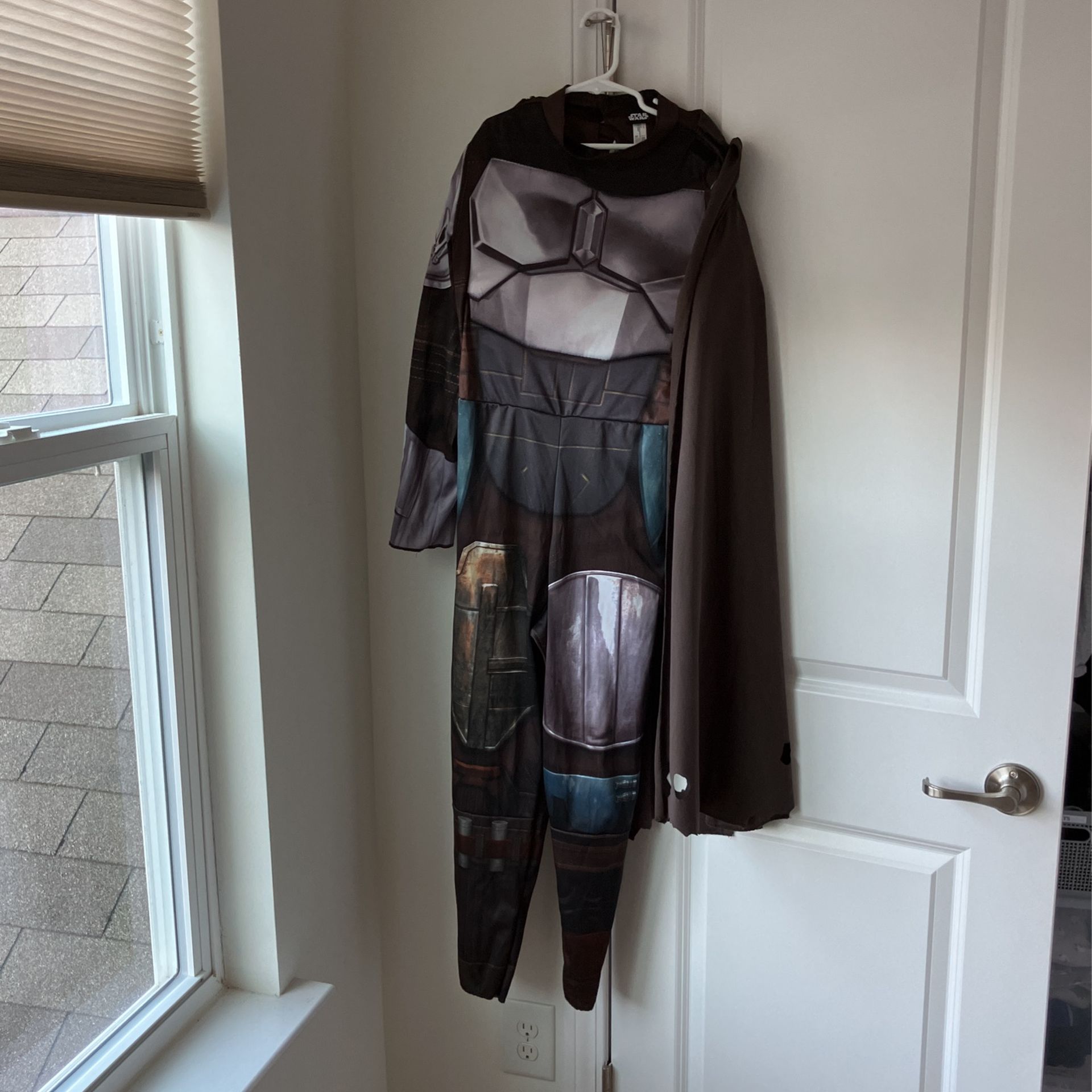 6-9 Years Old- Halloween Costume - Star war - Mandalorian- like New 