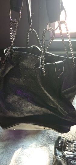 Black purse with skulls