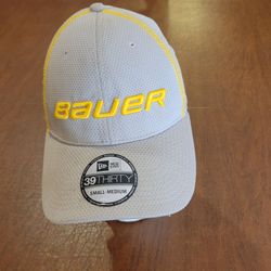 Bauer Hat Cap Fitted Mens Small Medium Gray Yellow Logo New Era 39THIRTY.
Pre-owned, perfect shape, like new, still with sticker, please see 
photos f