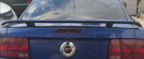 Mustang gt 05-09 rear wing spoiler color blue original color....exelent condition ...