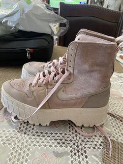 Woman’s Nike 9 1/2 Good Condition