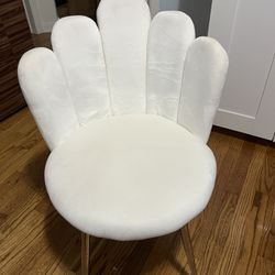 Stylish White Petal Accent Chair – Modern & Comfy!