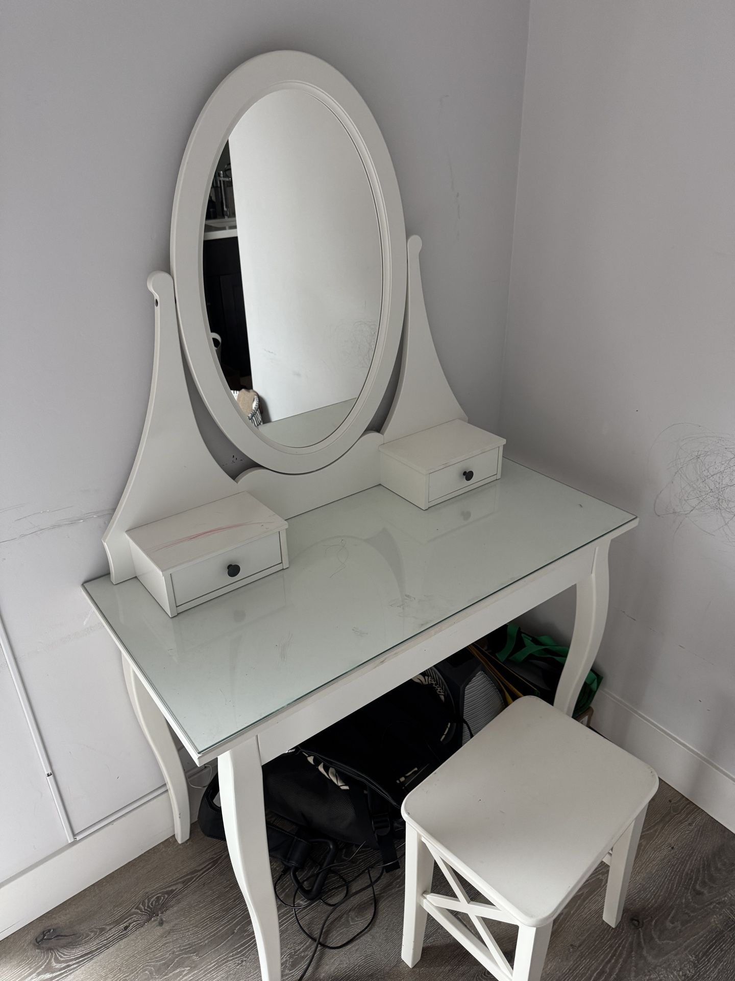 Desk With Mirror 