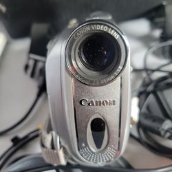 Canon ZR600 Digital Camcorder with Charger, Case, Disc, and Battery and case