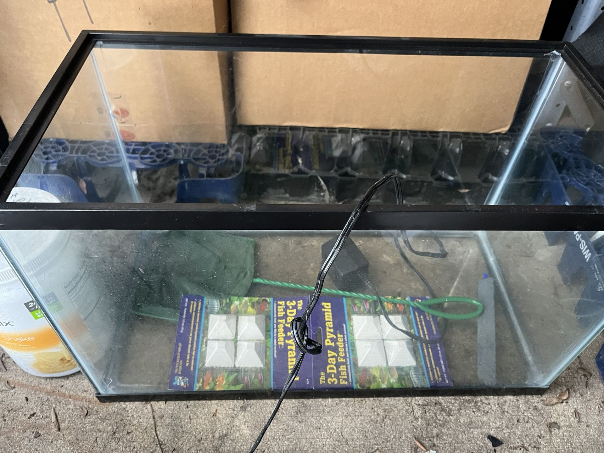 10 Gallon Fish Tank With Items $18