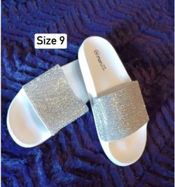 New women’s sandals size 9