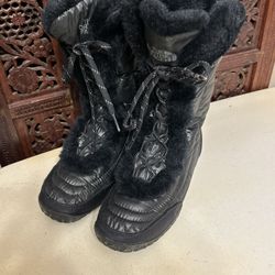 The North Face Nuptse IV Fur Goose Down   Black Waterproof Quilted boots Size 6. Sign of normal wear Excellent condition.