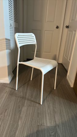 Set of 4 white plastic chairs