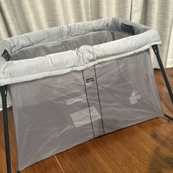 BabyBjörn Travel Crib Light + Fitted Sheet Bundle – Grey (with Black Travel Bag)