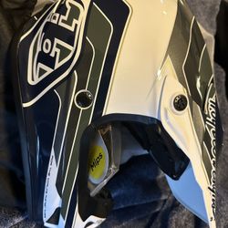 Troy Lee designs SE4 helmet