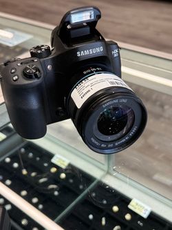 Samsung NX 30 with charger and two batteries (845)996(1)