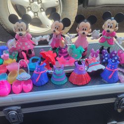 4 Minnie Mouse With several changes & accessories BUNDLE