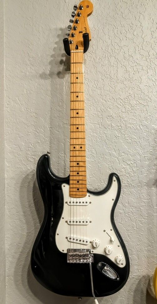 Fender Player Stratocaster (Black With Maple Neck)