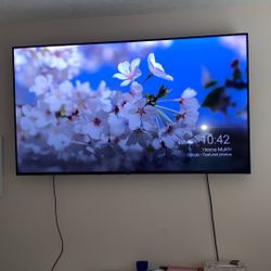 75 Inch hisense tv ( Mount Included ) Barely Used 