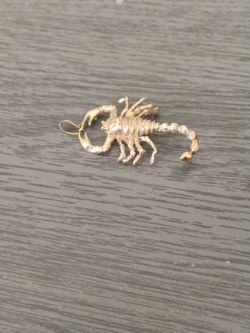 14k scorpion pendant 8.22 grams almost 9 grams