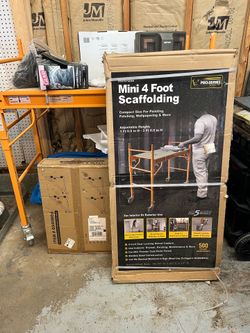 Mini scaffold with outriggers